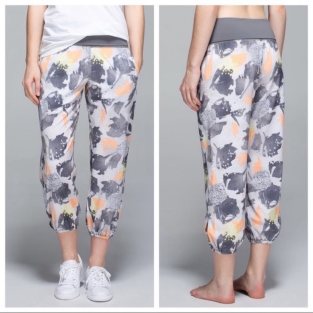 Lululemon Om Pant Mini Art Pop White Multi / Slate Gray High Rise Size 6